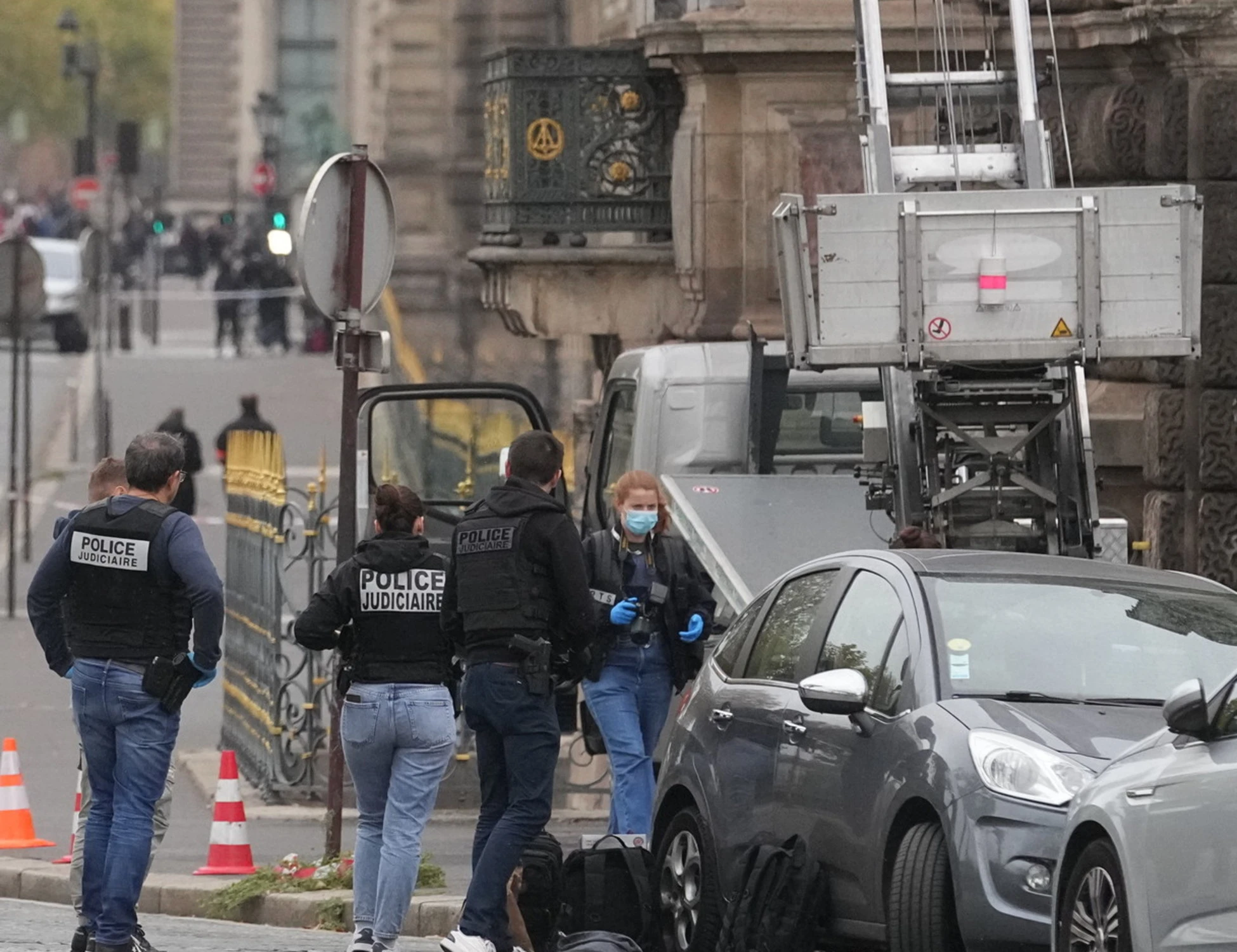 Furto al Louvre, nuovo colpo di scena: chi è stato arrestato a Parigi