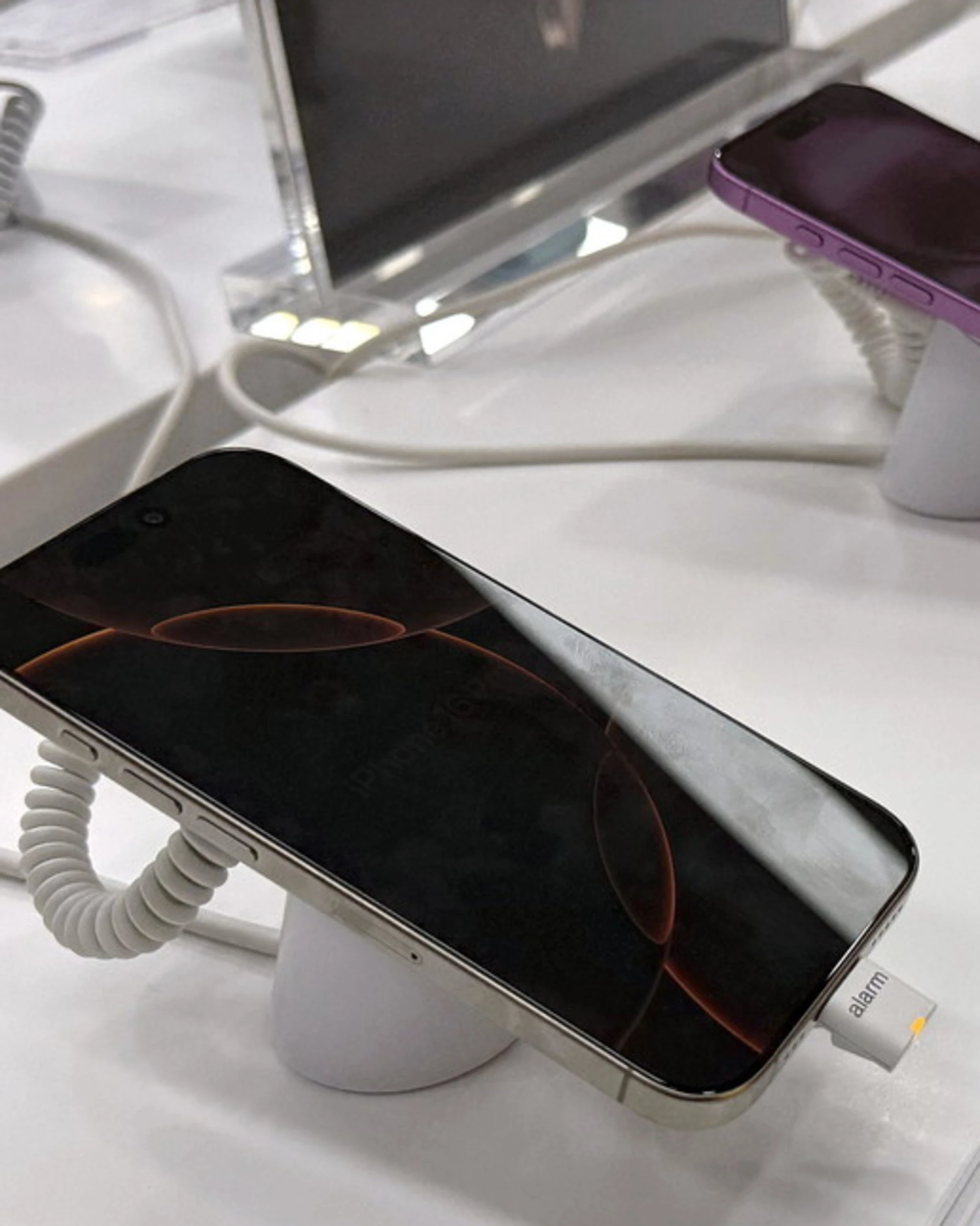 Apple in caduta libera, cosa sta succedendo agli iPhone
