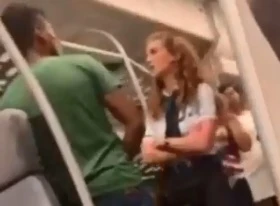 Immigrato non vuole pagare il biglietto, la capotreno lo costringe a farlo: il video rilanciato dalla Meloni