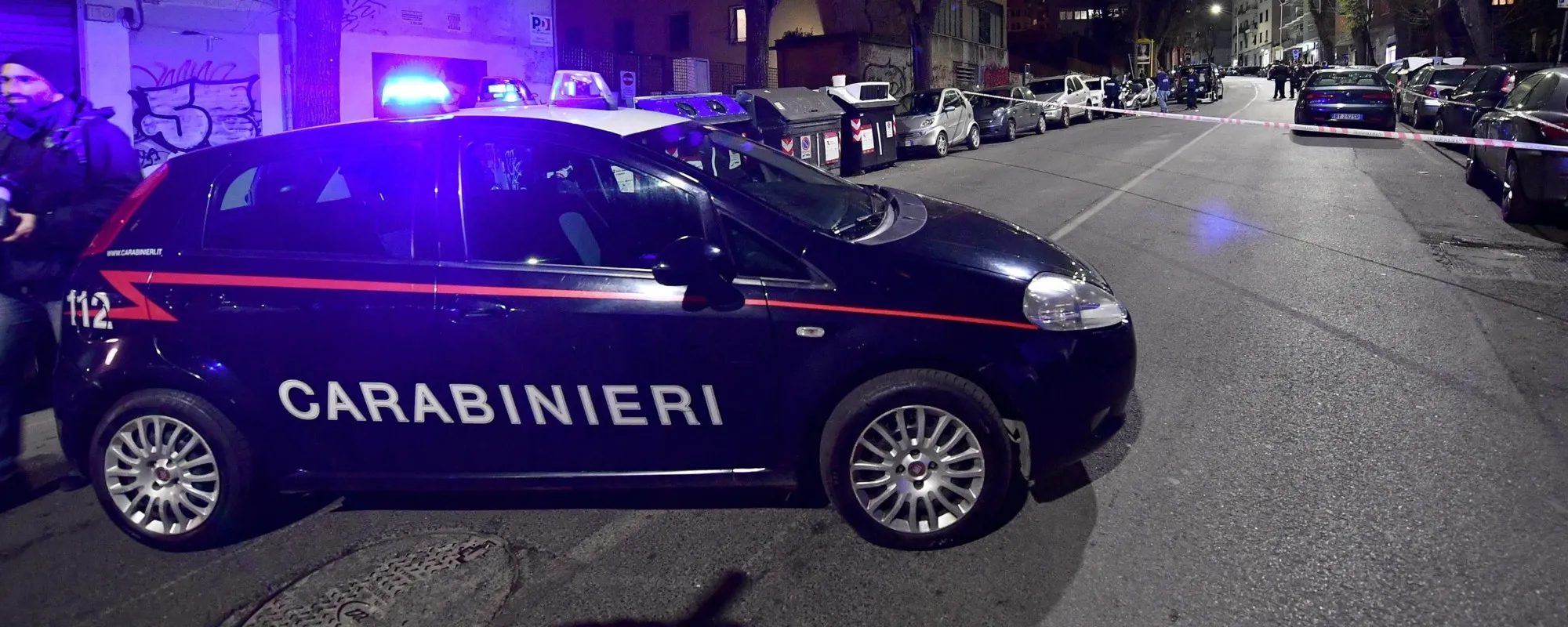 Non si ferma all'alt e distrugge una volante dei carabinieri: chi c'era alla guida