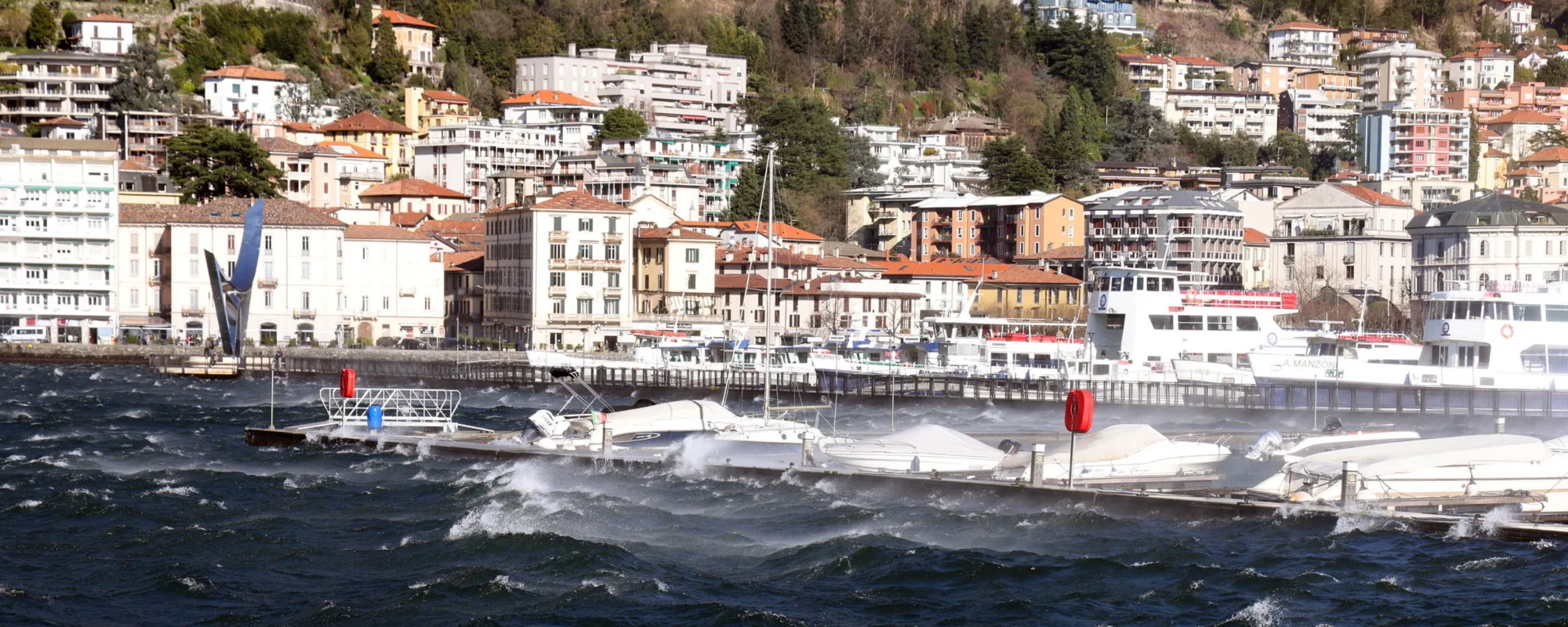 Si tuffa per salvare il figlio, ma non riemerge più: tragedia sul lago di Como