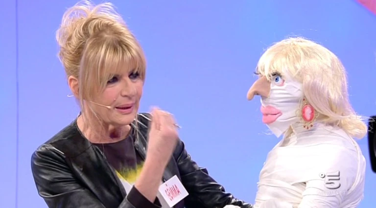 Uomini e donne, Gemma Galgani umiliata da Tina Cipollari: studio pieno di mummie, lei va fuori controllo