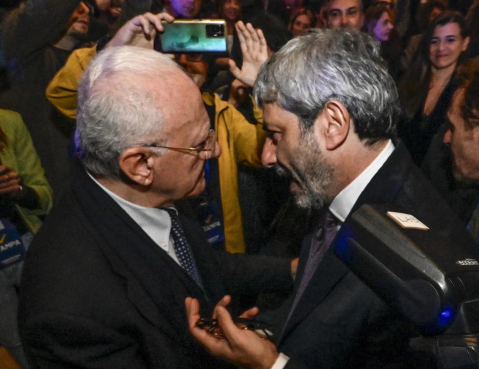 Roberto Fico, sfregio a De Luca: Campania, può crollare tutto