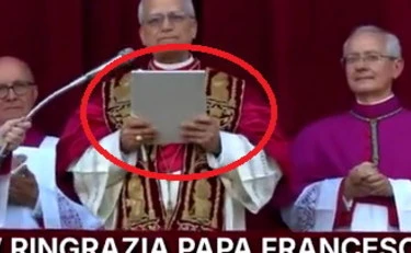 Papa Leone XIV, il primo a leggere un discorso scritto. Il giallo del foglietto