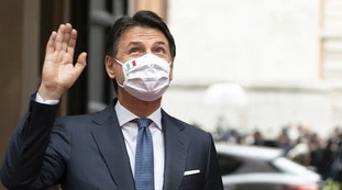 Giuseppe Conte, velenoso sospetto dei 5 Stelle sul tour: "Ormai fa campagna per il Pd, vuole tornare a Palazzo Chigi"