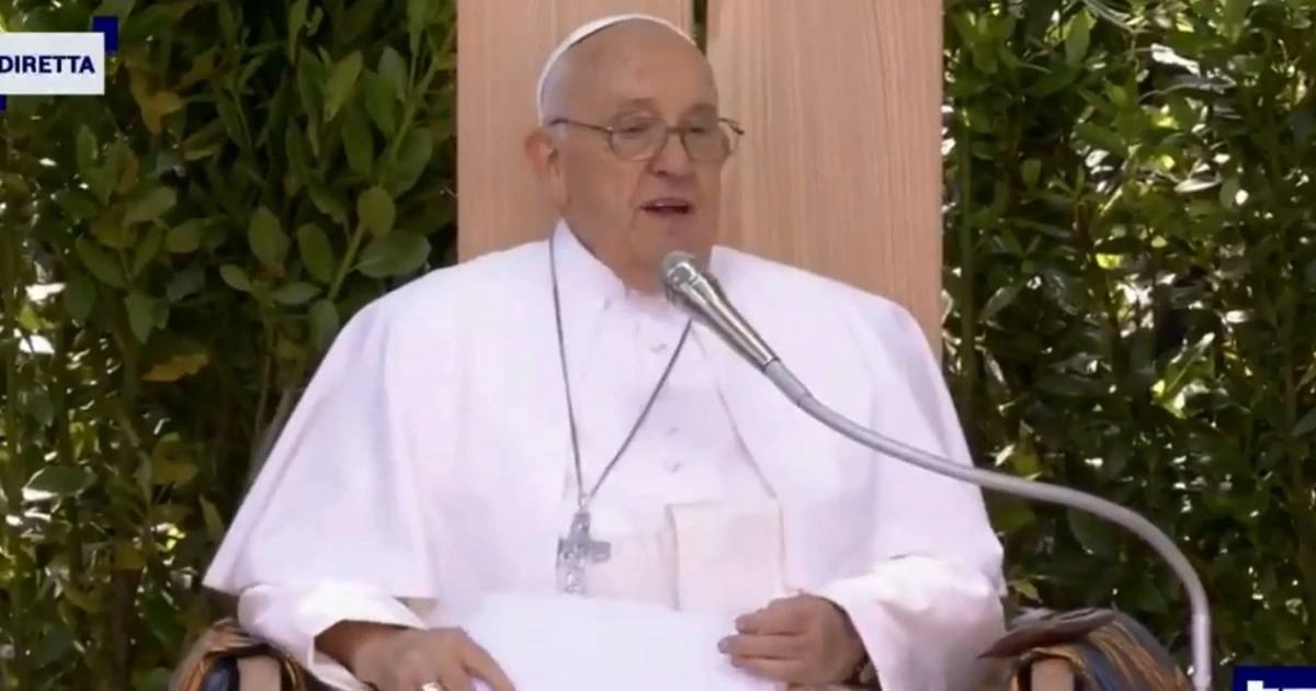 Papa Francesco, "vattene a spasso": il "vaffa" censurato scatena tutti