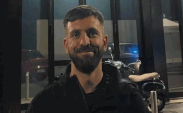 Mattia Tombolini sotto la redazione di Libero. Ecco la foto-avvertimento "C’è puzza di carogna"