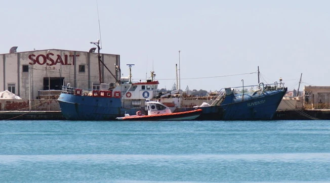 652x368