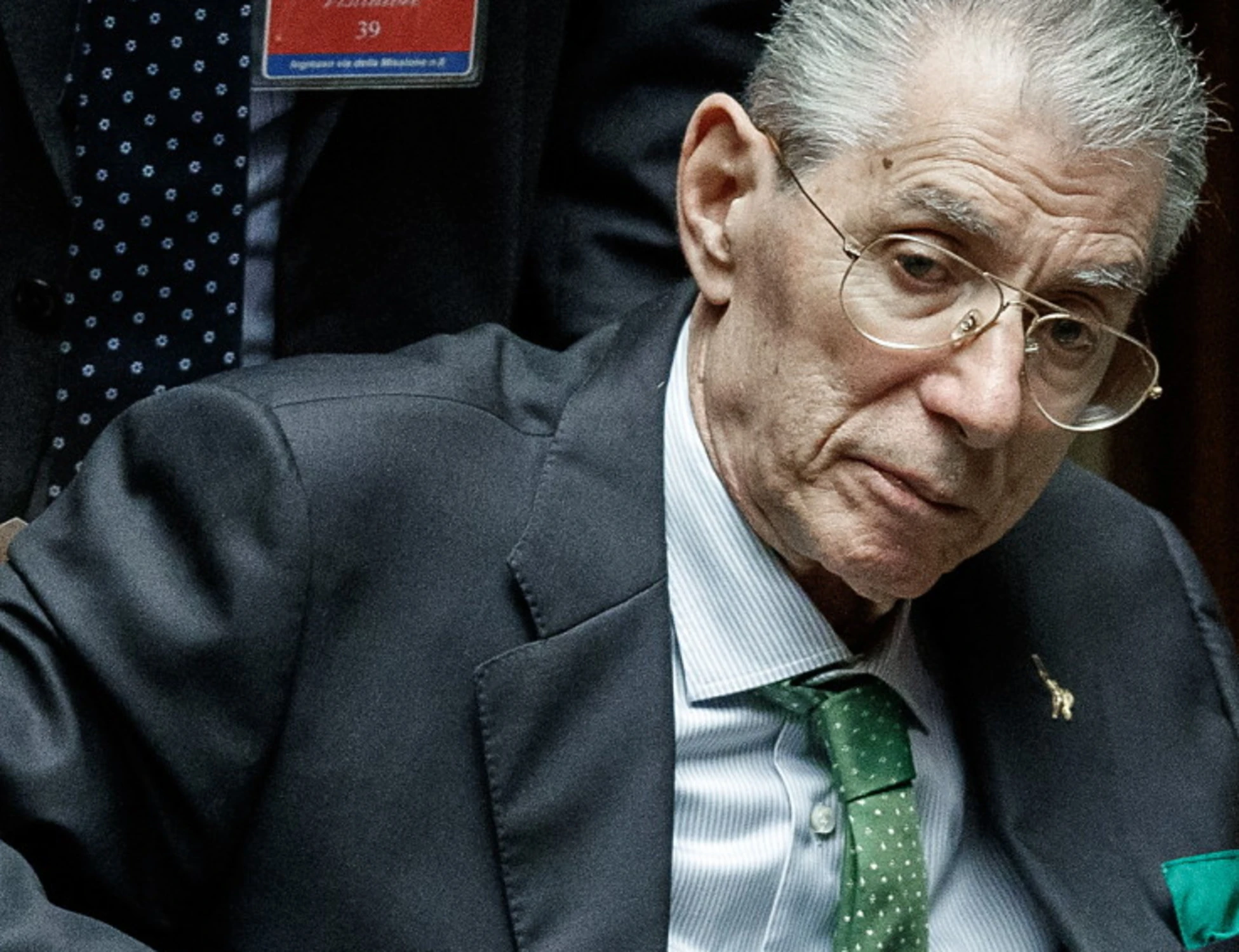 Bossi, ora Bersani e la sinistra lo trasformano pure in compagno anti-Meloni