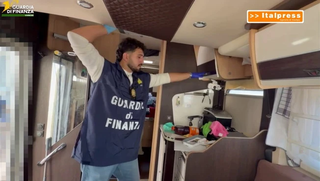 Droga e armi nascoste in un caravan nei boschi del Varesotto, tre arresti