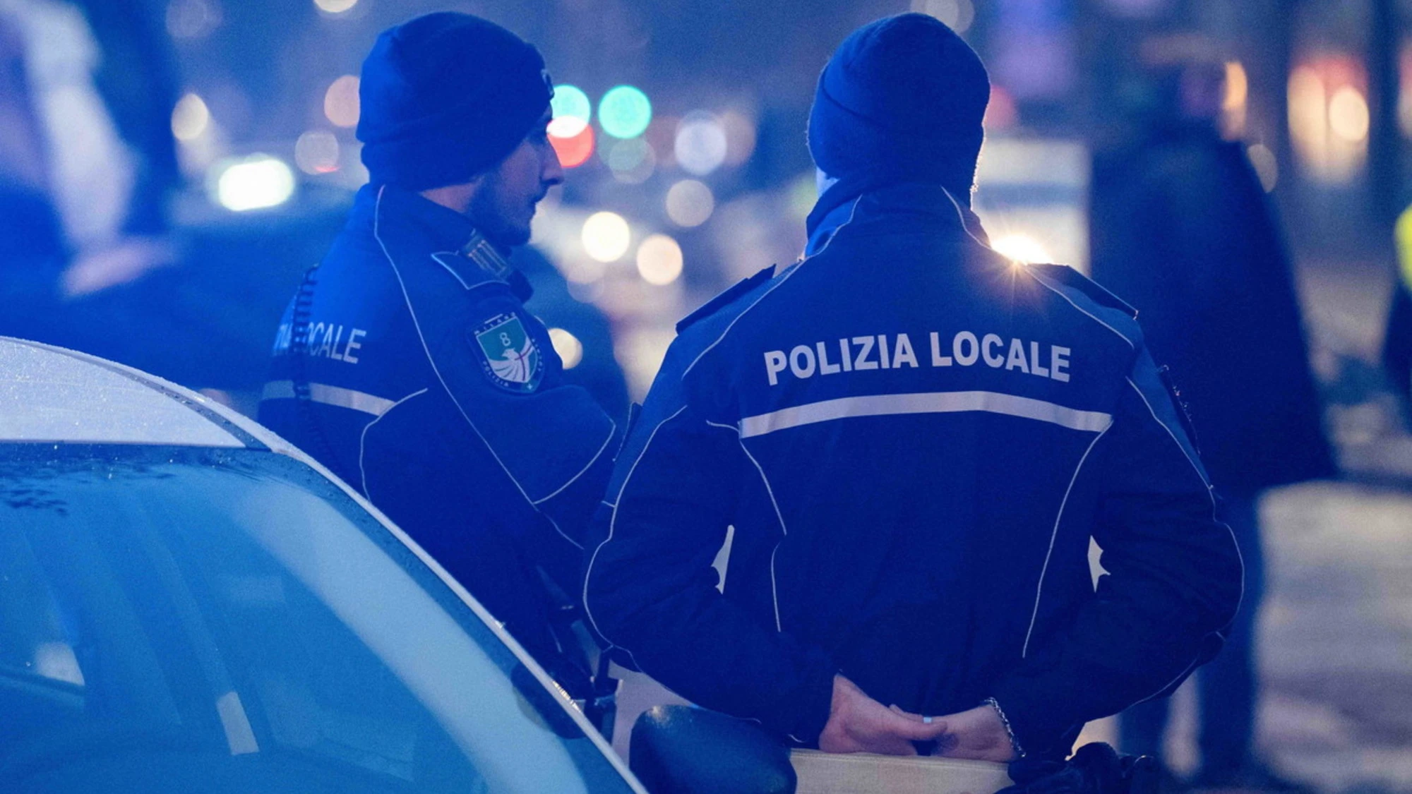 Milano, i giudici disarmano la polizia: "Non si arresta con la forza"