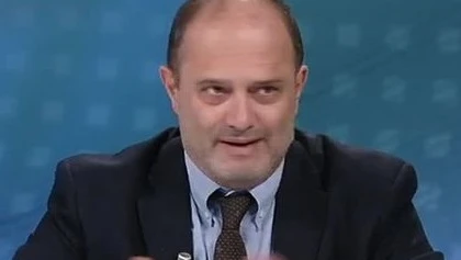 Franco Bechis e i deputati beccati in bagni: "Lo stavano facendo sul lavandino. Il figlio di lui..."