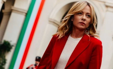 Giorgia Meloni, S&P conferma il rating dell'Italia BBB+: l'outlook sale a "positivo"