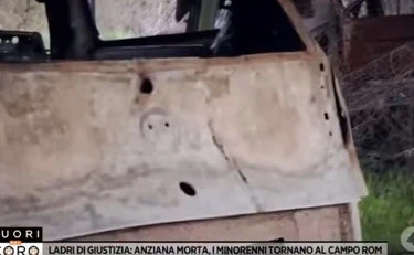 Urla, calci e sputi dall’immigrato. E nel campo rom “solo” un vaffa