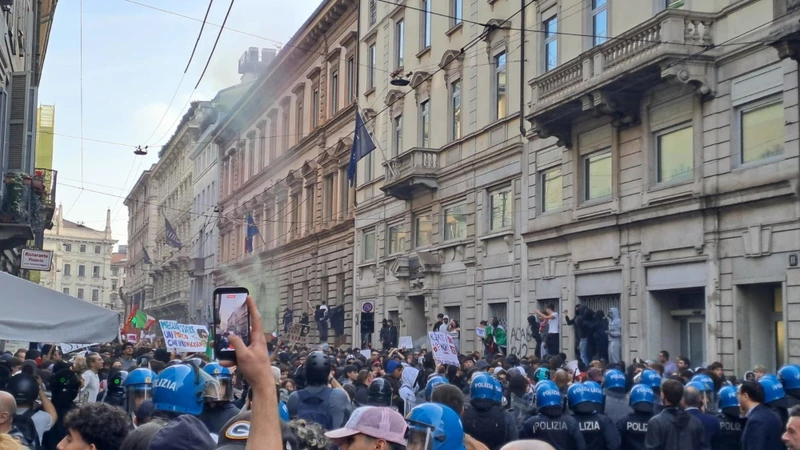 Milano, corteo e sassaiola contro la polizia: gli agenti rispondono con cariche di alleggerimento