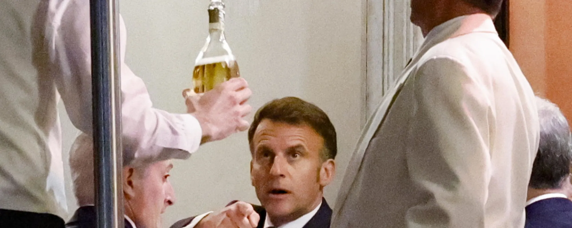 Roma, anziano collassa sulle scale di un ristorante: ecco la clamorosa reazione di Macron