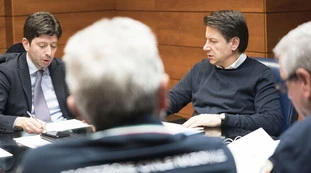 Fase 2, le stime degli esperti di Conte sono farlocche? La verità dei matematici: "Impossibili 150 milioni di infetti"