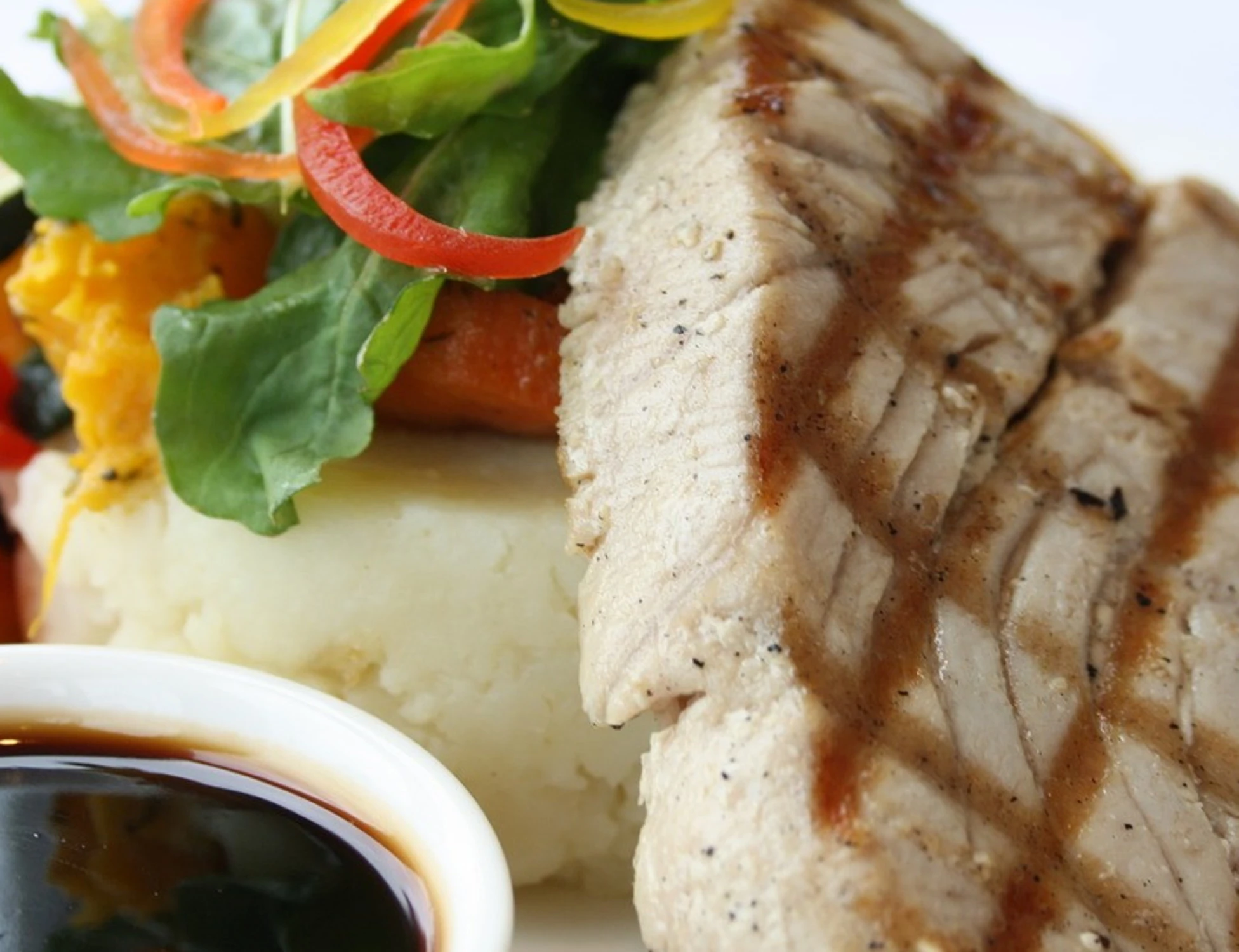 Ristorante al mare, mangiano tonno e si sentono male: tragedia sfiorata