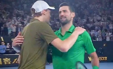 Jannik Sinner, clamoroso: cosa gli ha sussurrato all'orecchio Djokovic