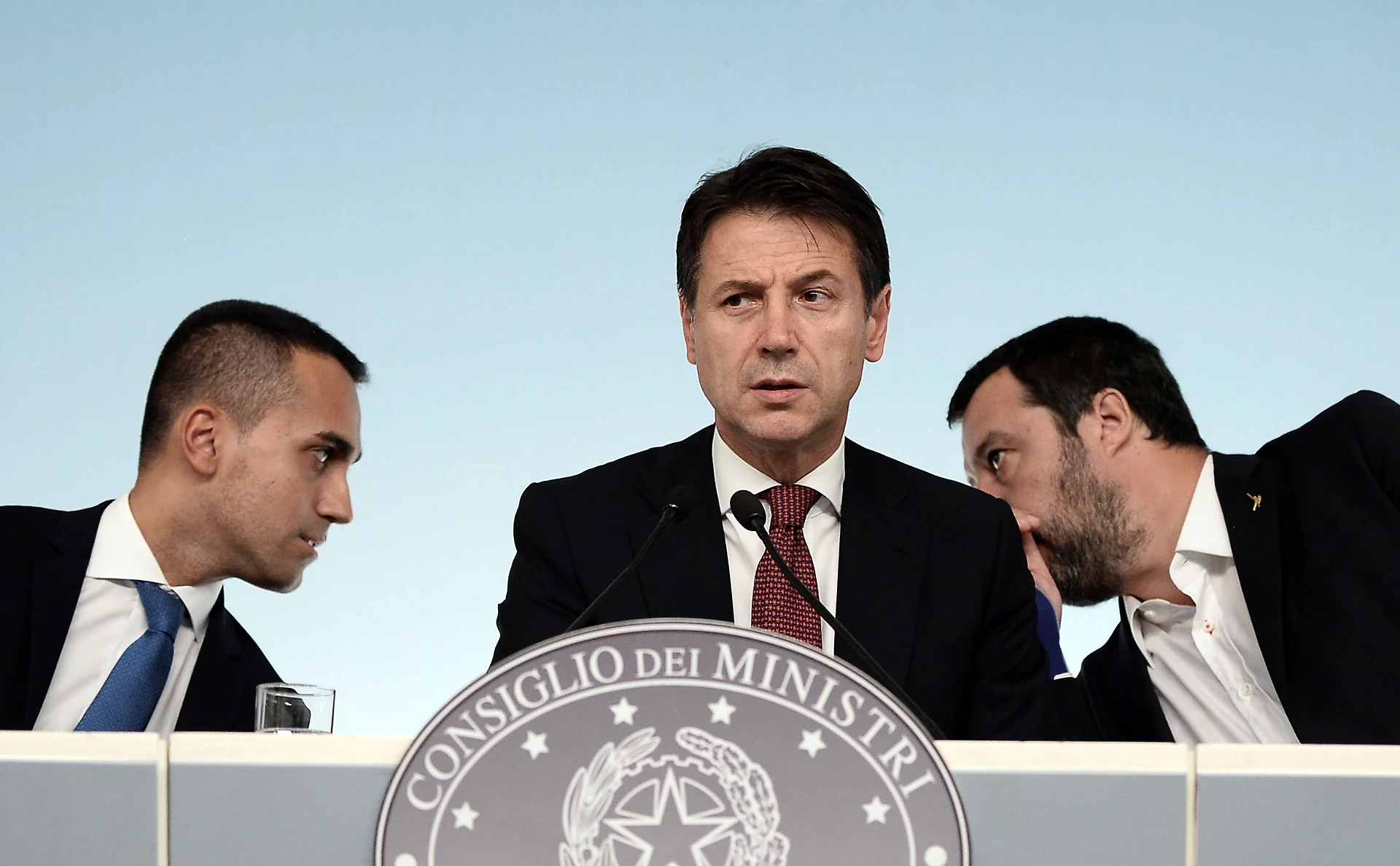 Governo, vertice d'urgenza a Palazzo Chigi tra Conte, Di Maio e Salvini: "la porcata" che fa venir giù tutto