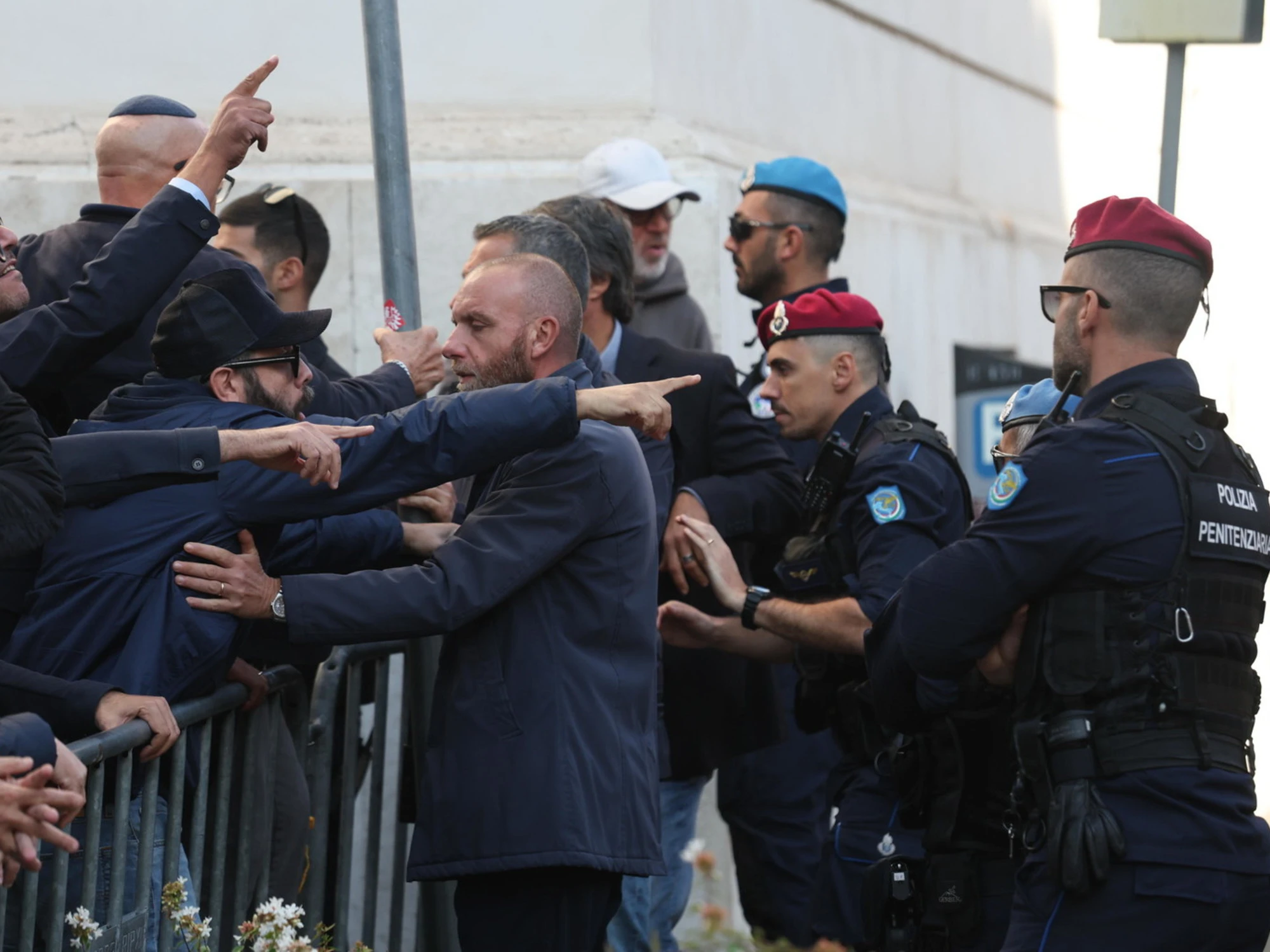 Roma, Anpi accolta dagli ebrei a urla e insulti: "Fate schifo, vergogna", qua esplode la sinistra