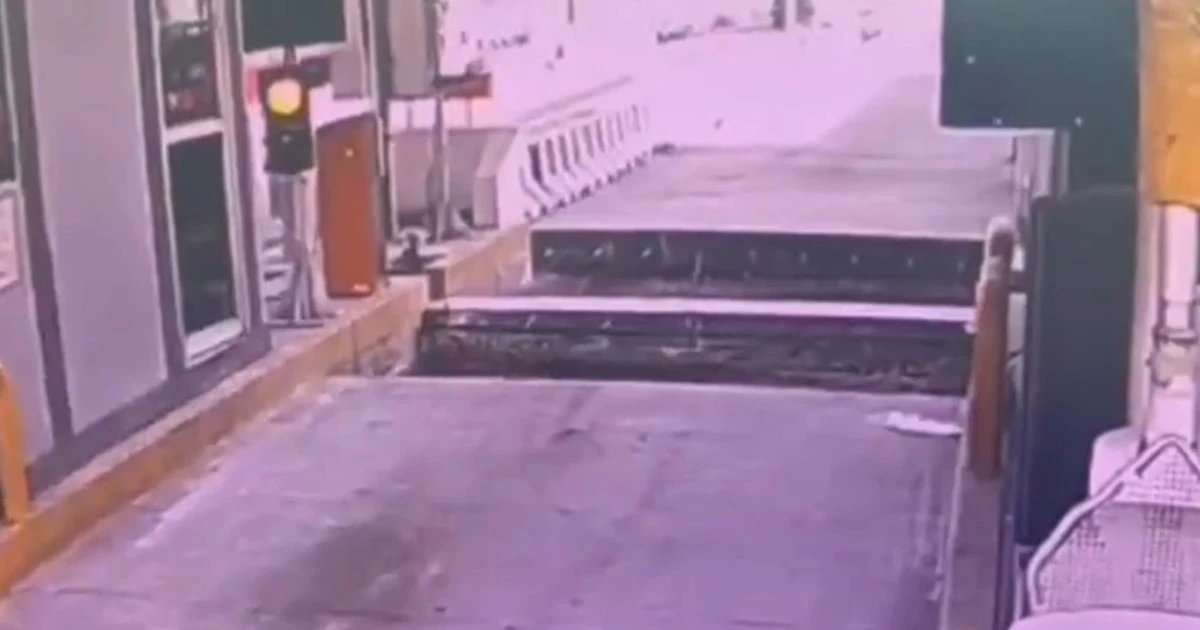 Autostrada, motociclista non vuole pagare il casello? Finisce in disgrazia: immagini forti