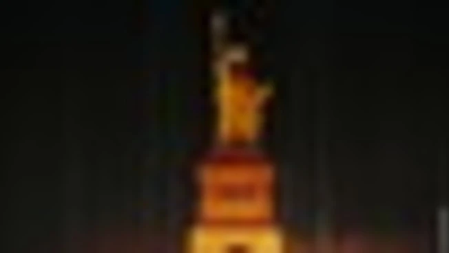 Francia illumina la Statua della LibertÃ  a New York