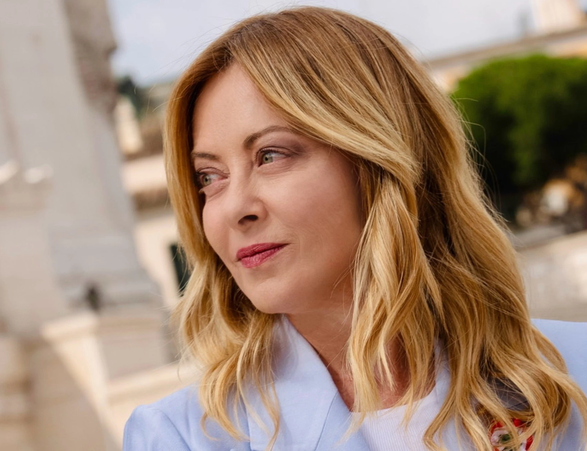 Giorgia Meloni, l'ultima sparata di Repubblica: "Perché non è il momento che smetta di fumare"