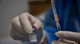 Toscana, arrestato un medico: "Cosa inoculava ai suoi pazienti". Vaccini, roba sconvolgente