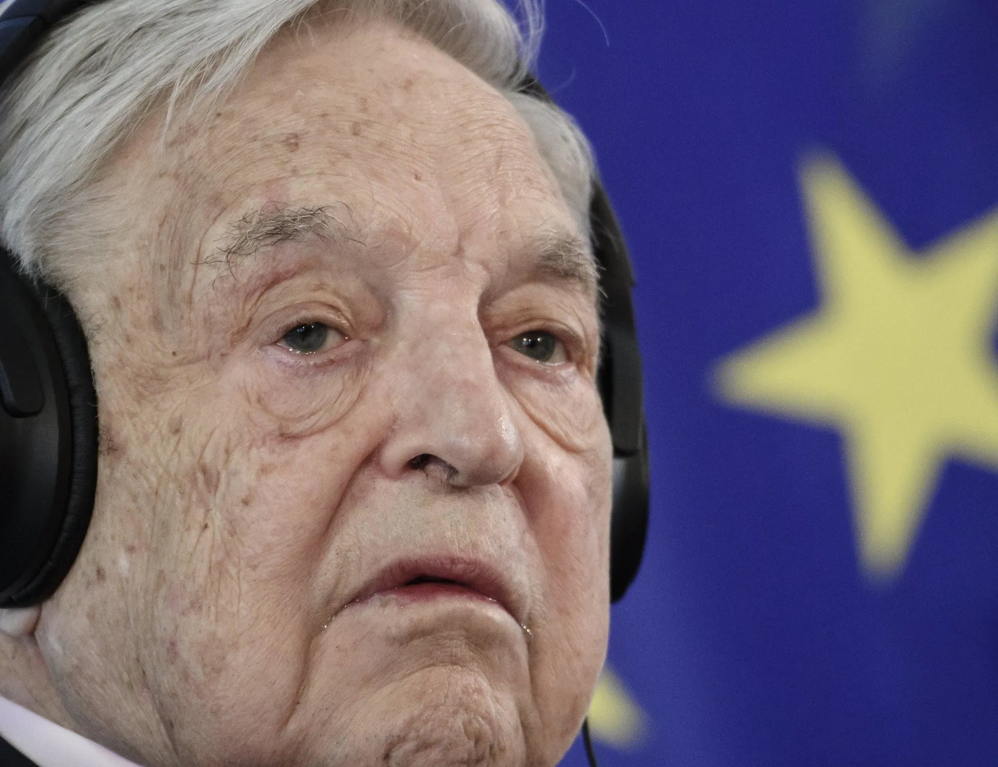 Leggi l'articolo: "George Soros finanzia la sinistra italiana". Insorge FdI: "Vergogna, dei traditori"