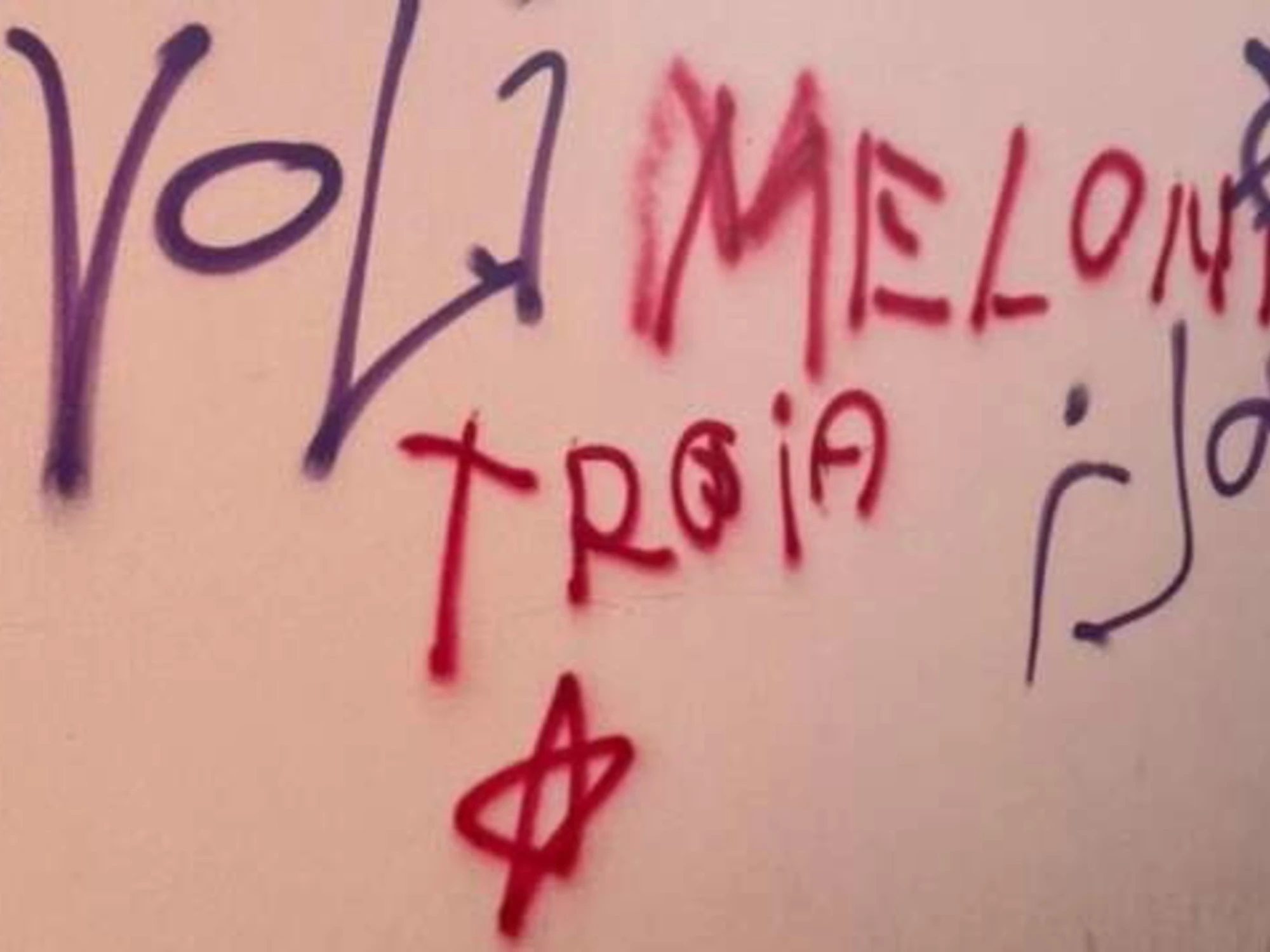 "Meloni tr***" e "Salvini come Moro": l'ultimo orrore rosso