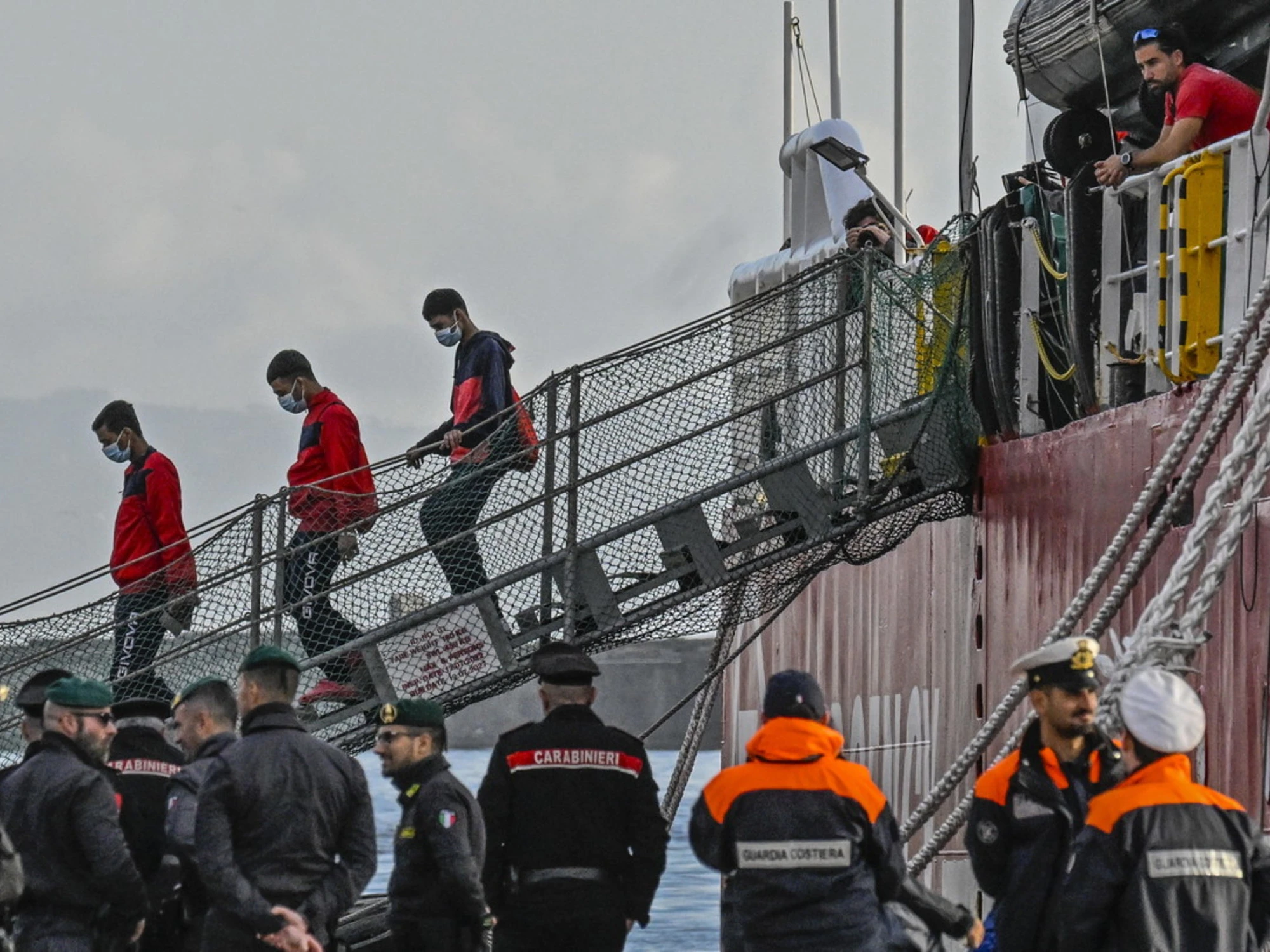 Immigrati, costano all'Italia più di quanto producono: i veri dati