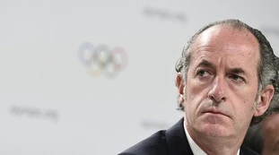 Luca Zaia contro Pfizer: "Vergognoso che decidano a chi consegnare le fiale, rischiamo di non farcela. Pronte le vie legali