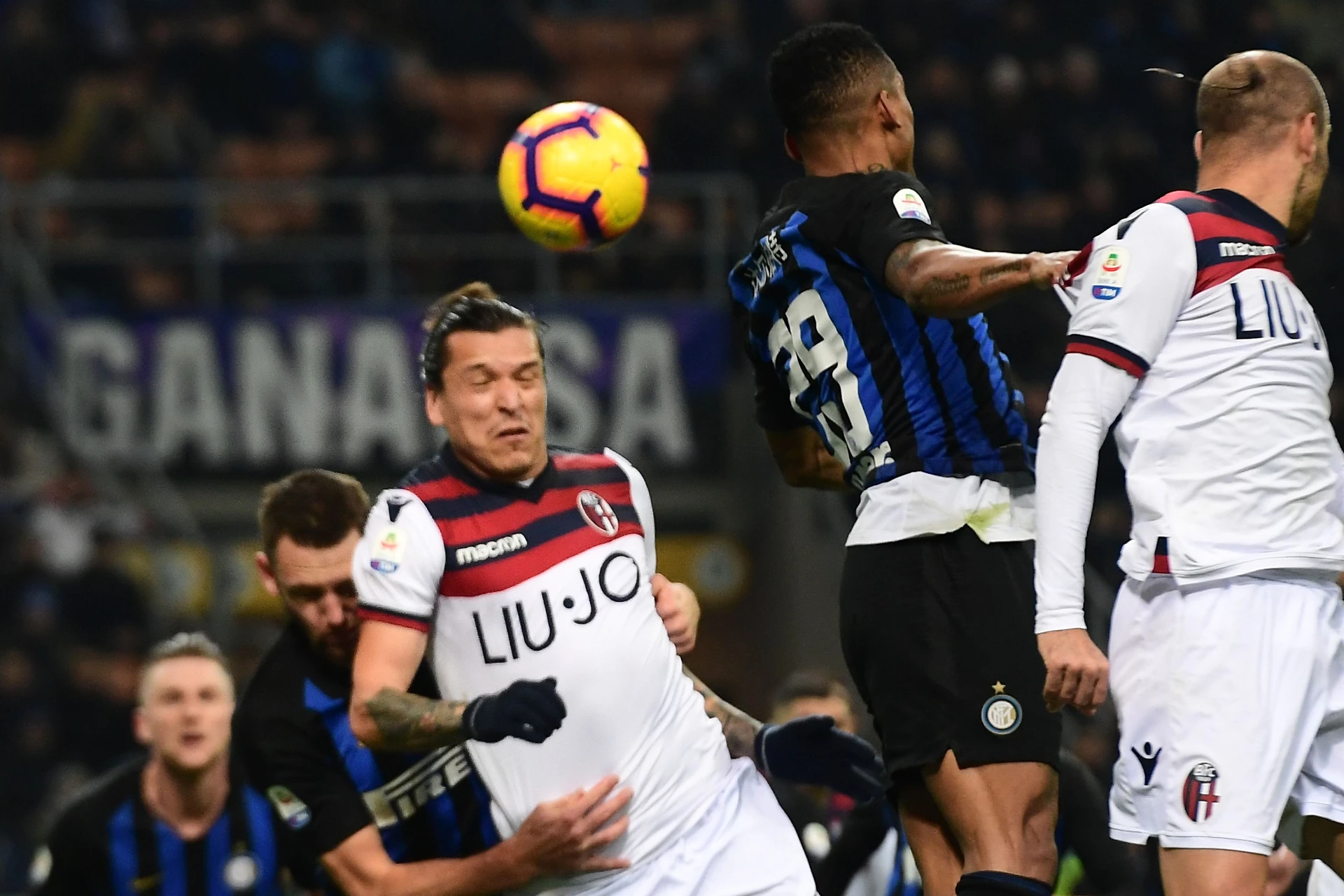 Il Bologna apre la crisi dell'Inter: Santander gol, prima gioia per Mihajlovic