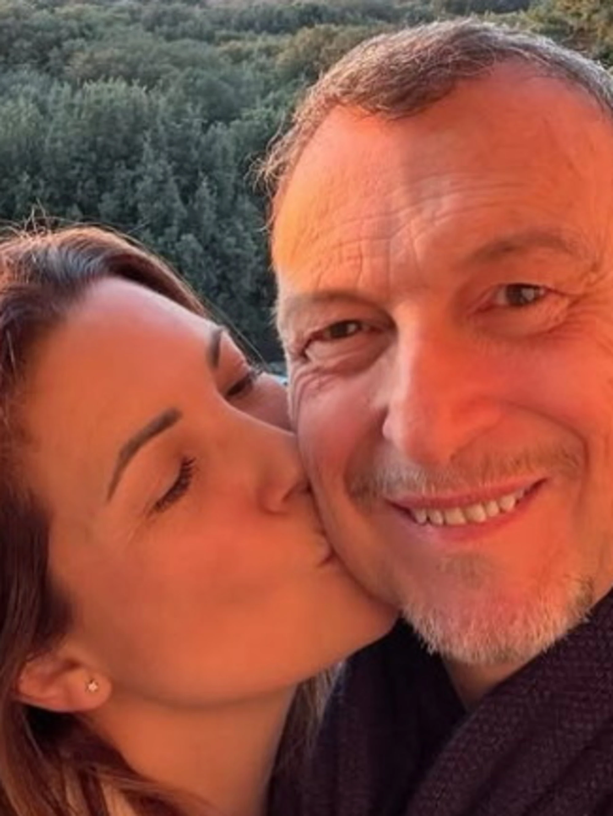 Amadeus e Giovanna Civitillo, al parco finisce male: come li sorprendono i paparazzi