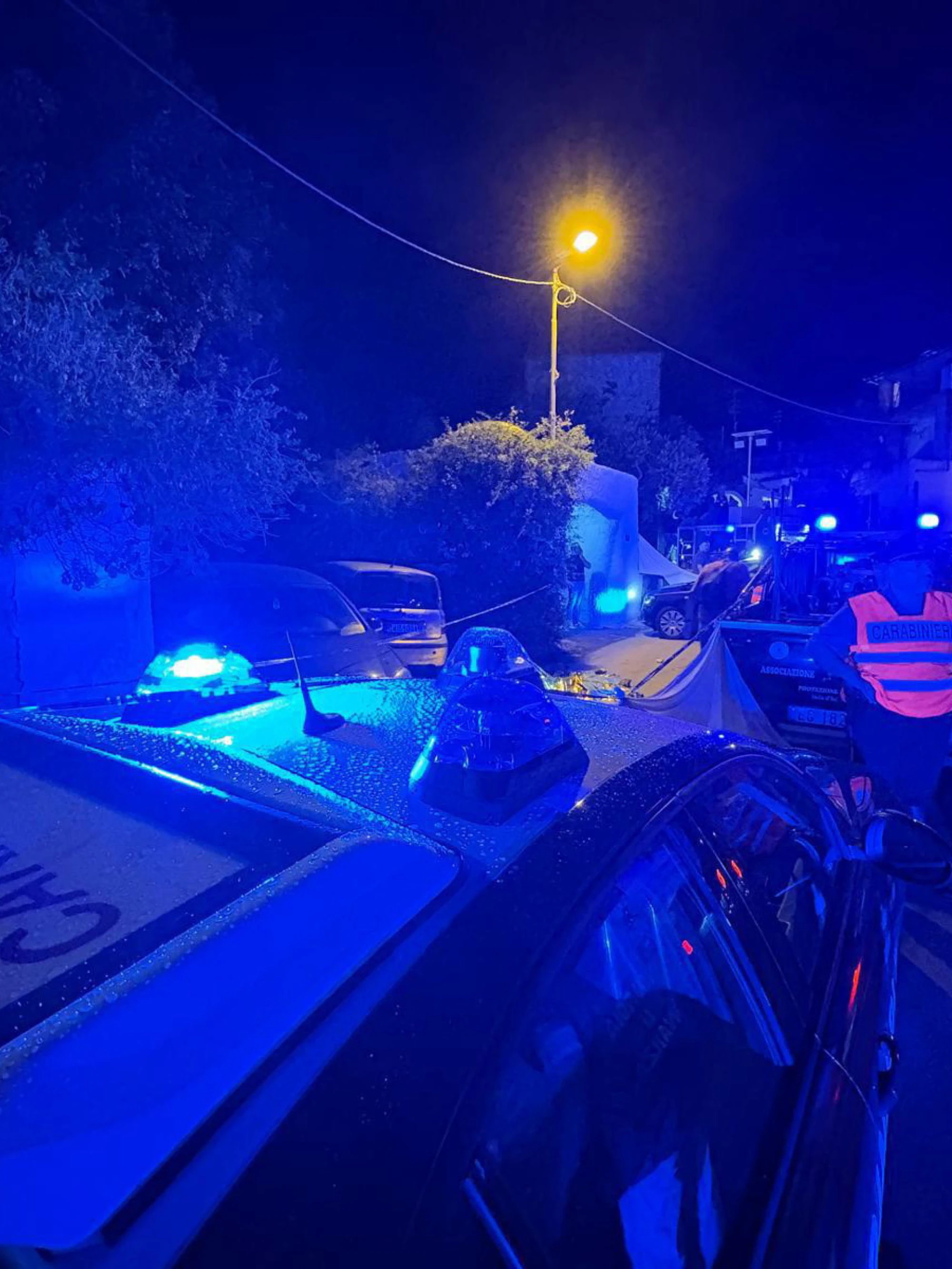 Sottomarina, turista porta fuori il cane: raffica di coltellate da un uomo col casco