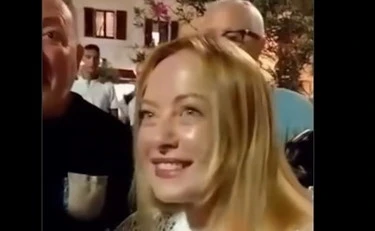 Giorgia Meloni, la fermano per strada? Il video che fa impazzire Giuseppe Conte