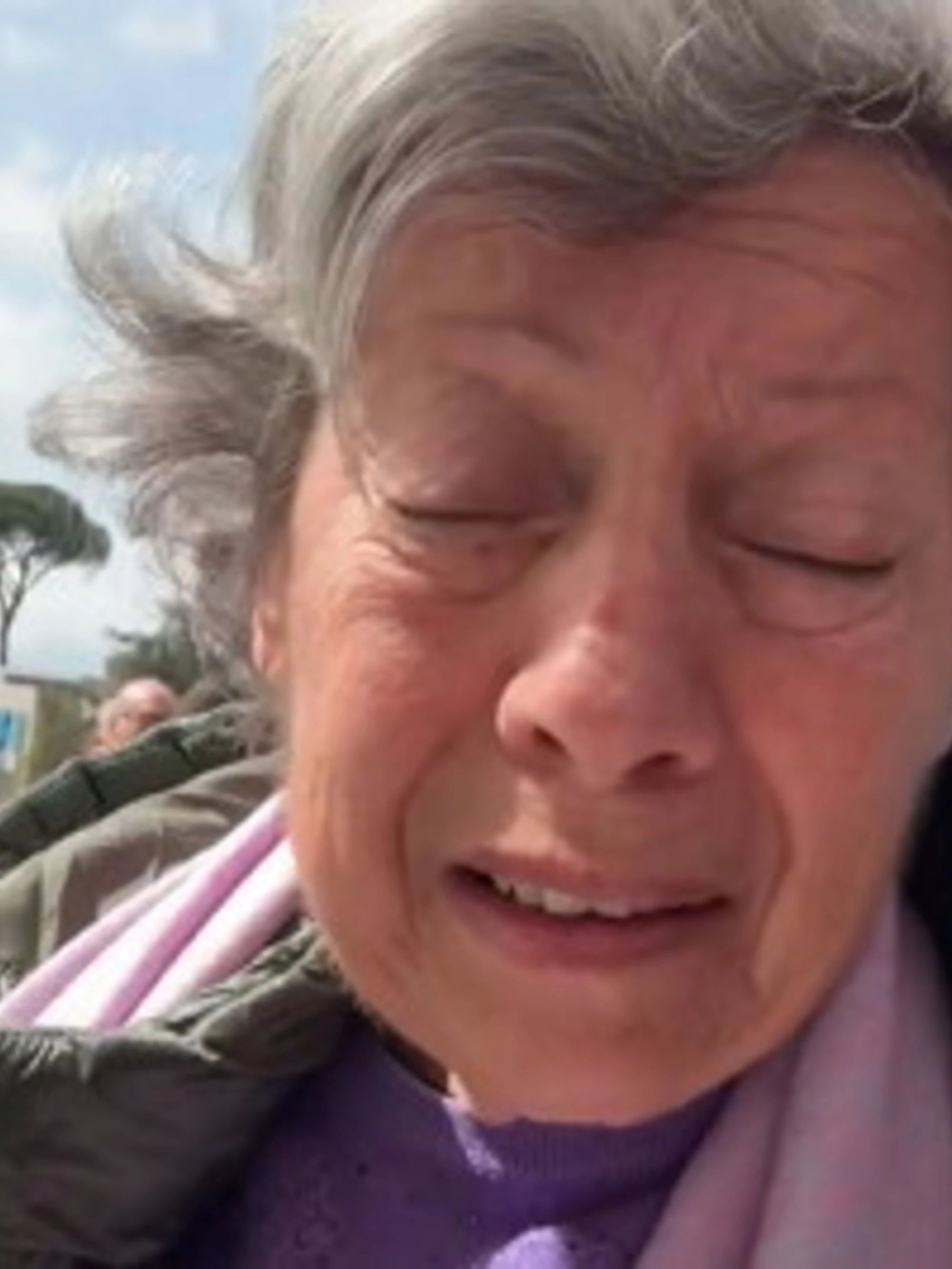 Carmela Mancuso, chi è davvero la donna delle rose gialle al Papa: non è una sconosciuta