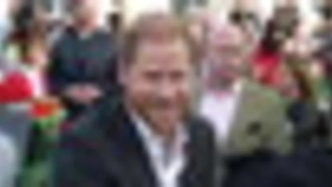 Bagno di folla e applausi per Harry e Meghan a Nottingham