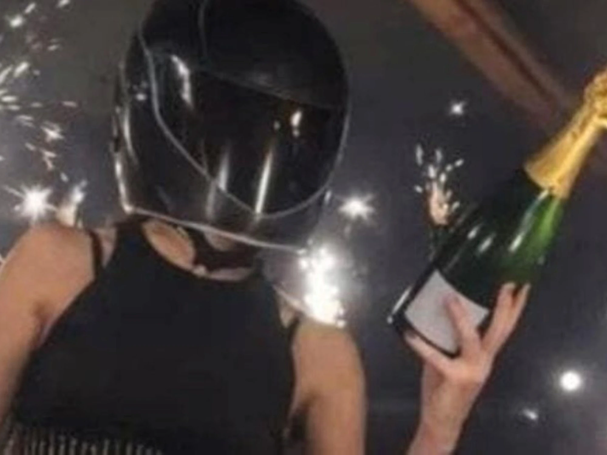 Crans-Montana, ecco chi era la ragazza con il casco nero