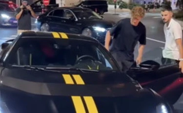 Jannik Sinner in Ferrari a Montecarlo? I rosiconi lo coprono di insulti