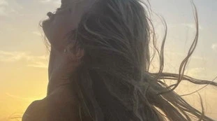 Heidi Klum, soltanto i microslip neri. Spiaggia, sabbia e topless: senza veli, dieci foto da urlo