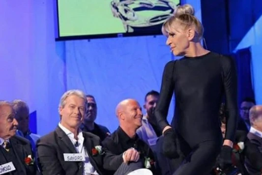 Uomini e Donne, Gemma Galgani da censura: vestita da Eva Kant, fa questa "cosina" sul palo. Prego?