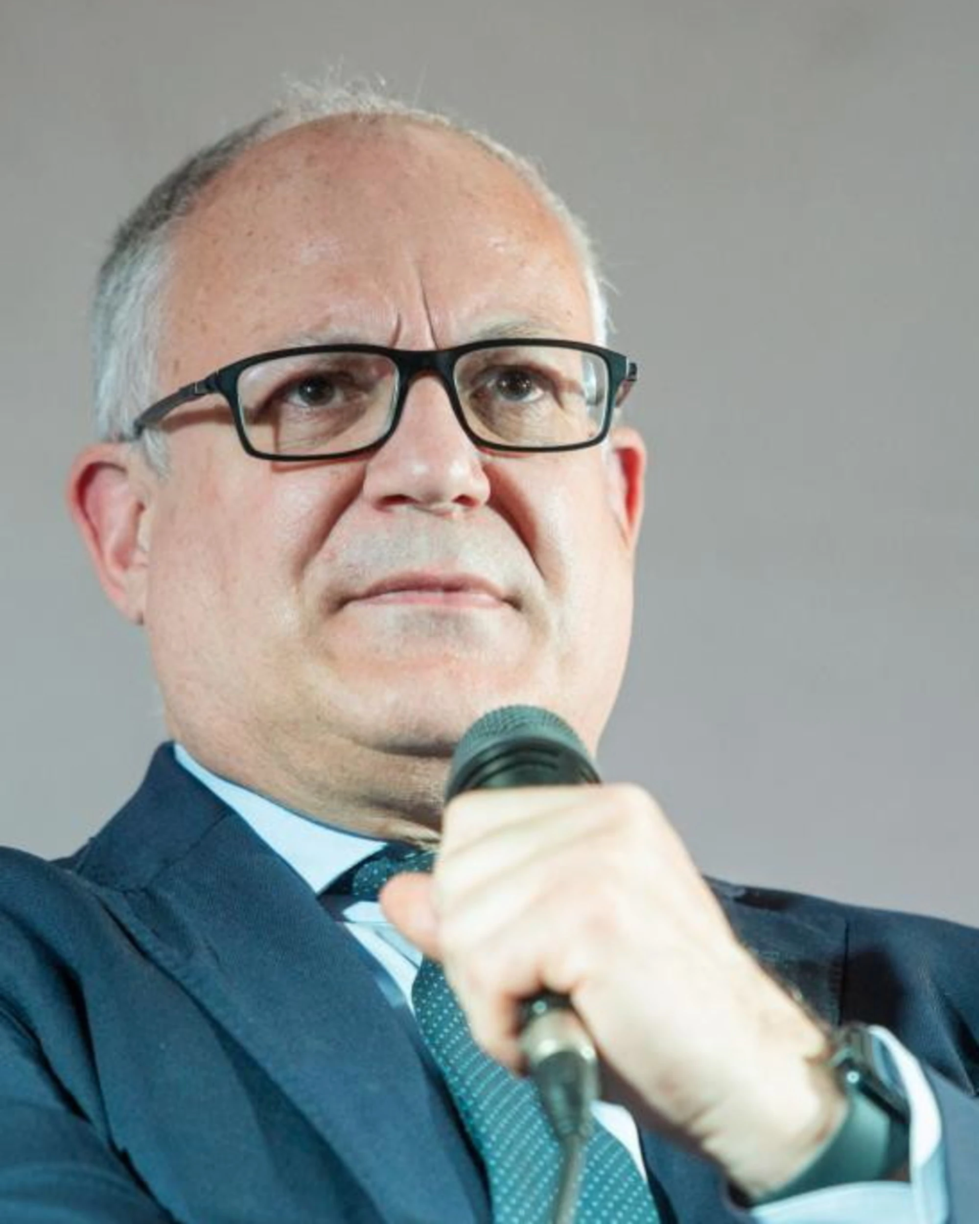 Roberto Gualtieri, Virginia Raggi insiste: "Giustifichi i soldi"