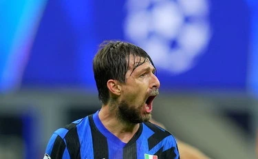 Barcellona-Inter, il telecronista blaugrana insulta Acerbi: "Impresentabile, testa vuota"