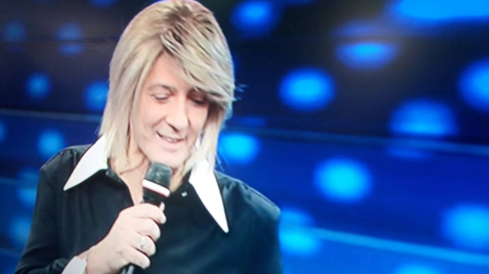 Sanremo 2020, schiaffo a Mediaset: Fiorello si presenta sul palco vestito da Maria De Filippi