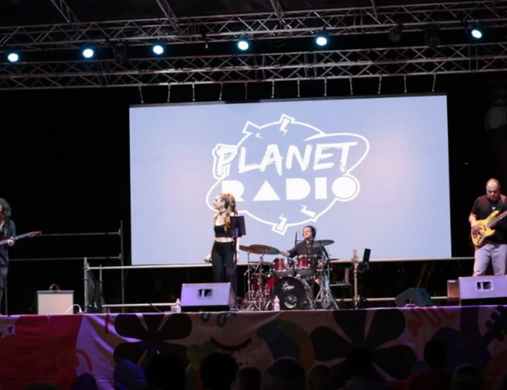 Festa dell'Unità a Roma, mentre il Pd esalta gli immigrati... colpo gobbo di 2 peruviane