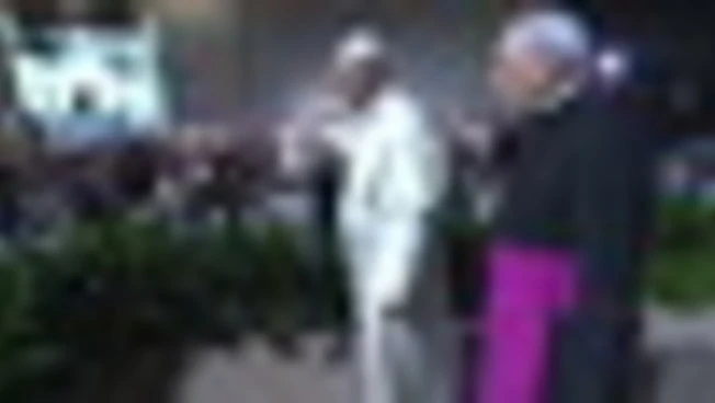 Il Papa lascia il Meeting di Rimini tra gli applausi della folla
