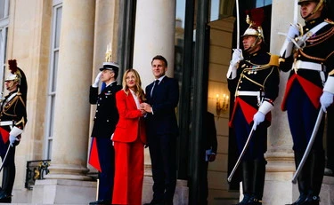 Meloni a Parigi, e intanto Schlein... Così ci guadagnano tutte e due