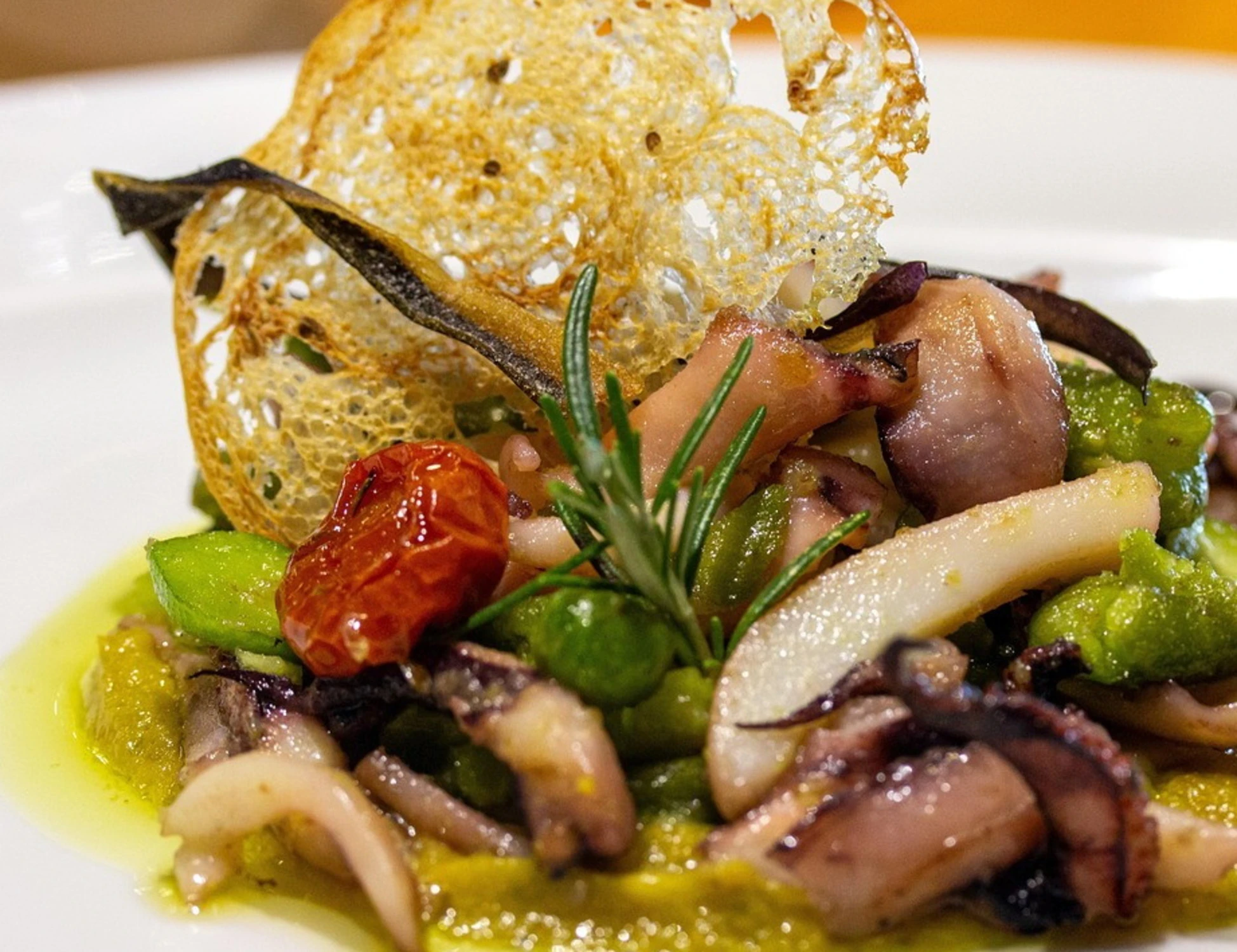 Ristorante sotto attacco per un piatto di poplo